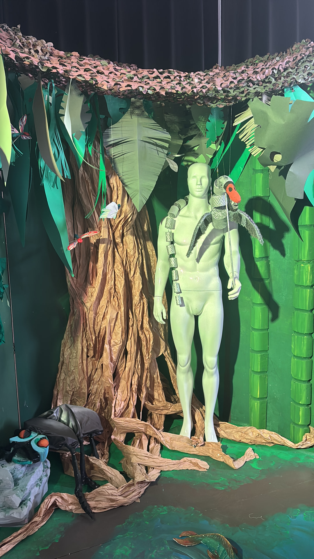 Het Creature Project — de set met het witte mannequin en de creature op de schouder, bij daglicht