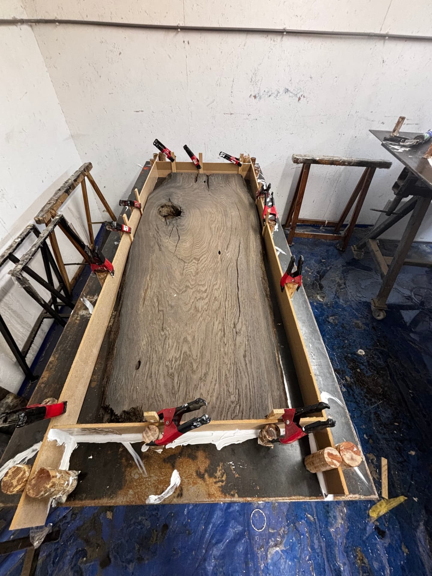 Salontafel — de gietmal rond de plank, afgedicht met kit en klemmen