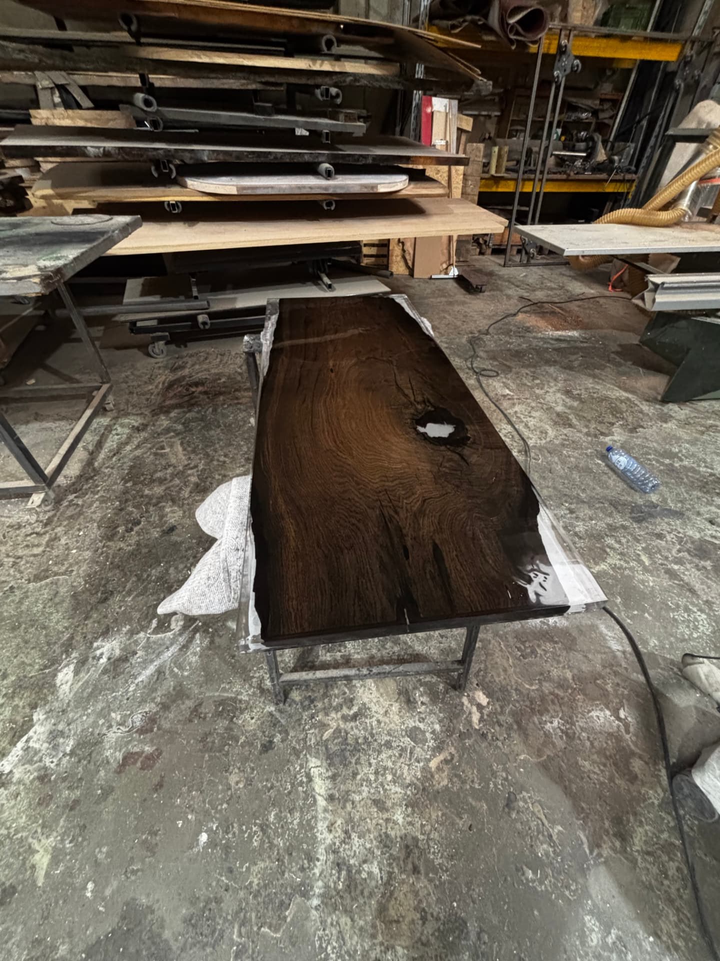 Salontafel — het blad op schragen, met epoxy langs de randen en in de noest
